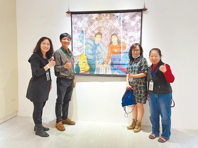 苏孟如（左一）近日除开个人画展外，还计画回家乡东港开工作室。（谢佳潾摄）