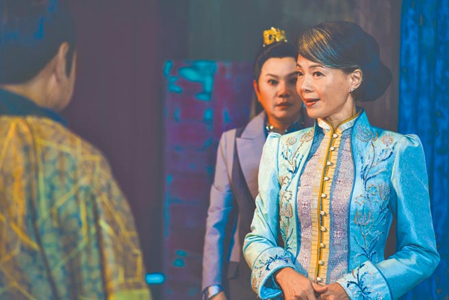 柯淑勤（前）在《孟婆客棧》飾演唐美雲的媽媽。（公視台語台提供）