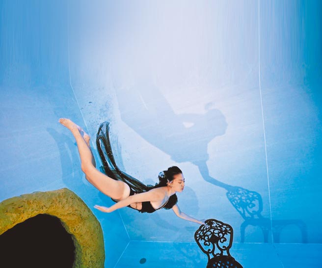 顏晓筠为除夕特别节目《民视第一发发发》到水下11公尺热舞。（民视提供）