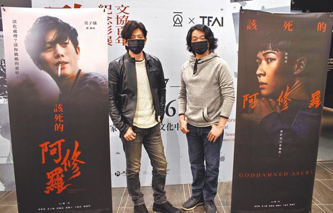 樓一安（右）跟莫子儀一同出席影展活動。（希望行銷提供）吸菸有害健康