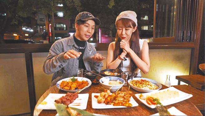 派翠克（左）、梓梓到台北人气居酒屋用餐约会。（TVBS提供）饮酒过量有害健康