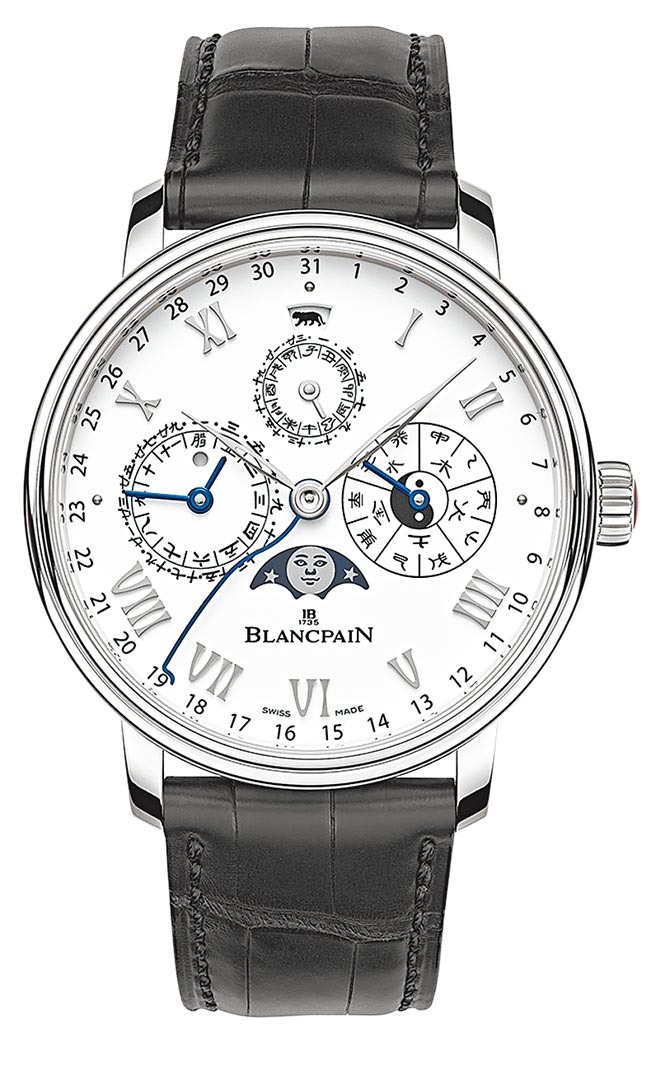 宝珀为庆祝壬寅虎年推出中华年历腕表，摆铊上鐫刻了生肖虎，限量55只。（Blancpain提供）