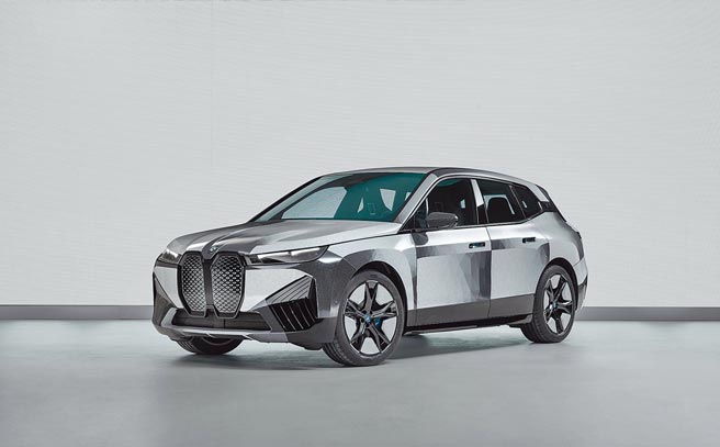 BMW iX Flow概念車採用元太科技的電子紙技術，同時結合BMW智慧設計演算法，可讓外觀車色以動態流動方式，從黑色轉變至白色。（BMW提供）