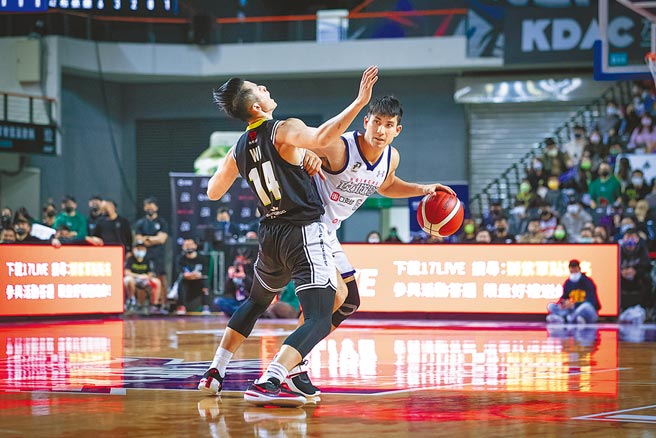 陈坚恩（右）是攻城狮昨天延长击退梦想家的最大功臣。（PLG提供）