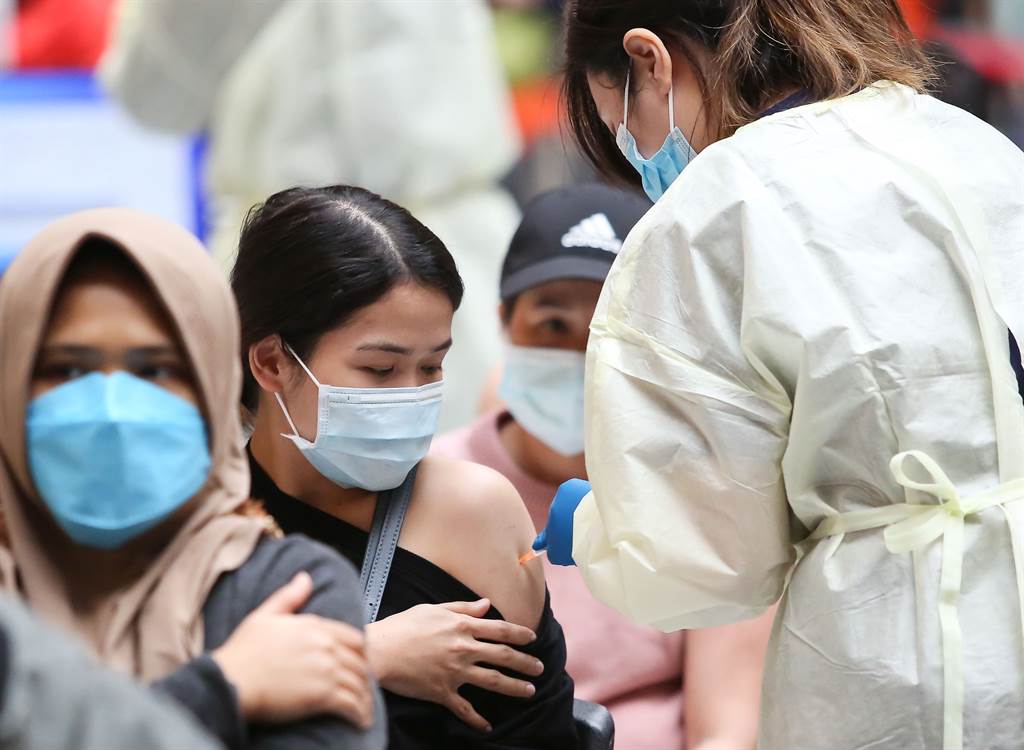 Omicron入侵台灣，不少民眾搶打第三劑疫苗。圖為民眾打疫苗的畫面。（陳俊吉攝）