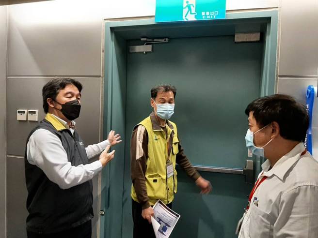 桃機前進指揮所指揮官王必勝說明採檢流程。（圖取自王必勝臉書）