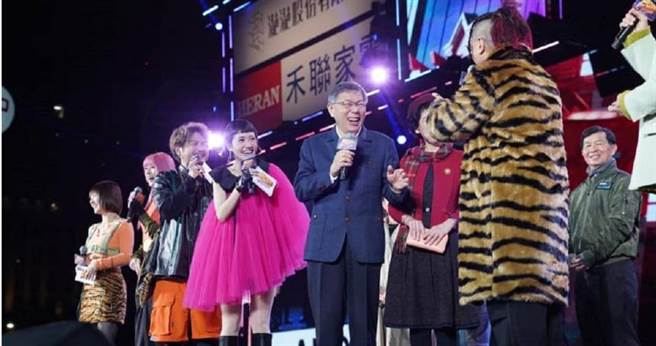 跨年晚會因現場來賓眾多細節複雜繁瑣，讓習慣錄影及網路作業方式的《木曜4》表現未達水準。（圖／截自Lulu臉書）