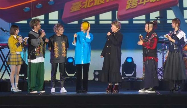 主持跨年晚會時KID因重複問了剛剛才問過的問題而被黃小琥嗆，相當尷尬。（圖／截自臺北最High新年城-2022跨年晚會影片）