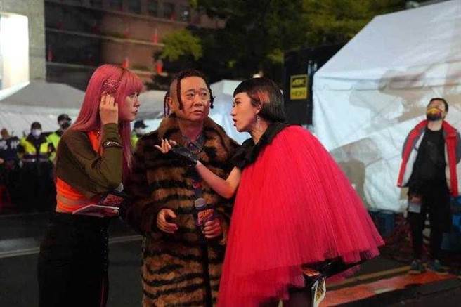 在跨年晚會的後台Lulu不斷與《木曜4》主持群溝通提醒。（圖／截自Lulu臉書）