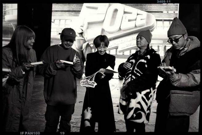 在Lulu的社群上分享了跨年晚會前的準備照看來氣氛愉快，但有工作人員爆料真相並非如此。（圖／截自Lulu臉書）