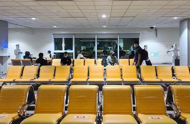 長程線航班旅客，下機後進行採檢。（陳麒全攝）