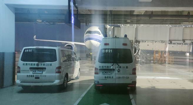 救護車待命，後送確診旅客就醫。（陳麒全攝）