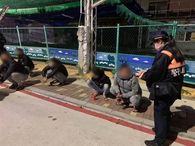 警方展开拦截围捕，2小时内逮捕涉案车辆及5名嫌犯到案。(警方提供／林雅惠传真)