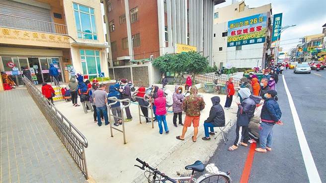 疫情升溫，桃園民眾搶打疫苗。（蔡依珍攝）