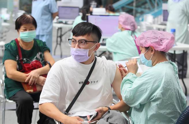 陈时中昨（10日）表示，为加速第3剂疫苗预约，最快本周将重启1922预约平台，加速预约作业。（张铠乙摄）