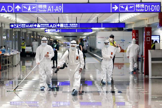 桃机员工控诉说，过去1年卫福部只做2次教育训练，直到现在出现破口才接手，让人感觉过去2年像被放生。图为旅客入境台湾的画面。（陈麒全摄）