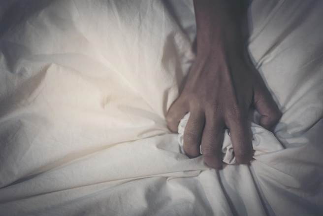 一名職業軍人替鄰居大哥慶生後，竟然侵犯大嫂。（示意圖，達志影像/shutterstock）