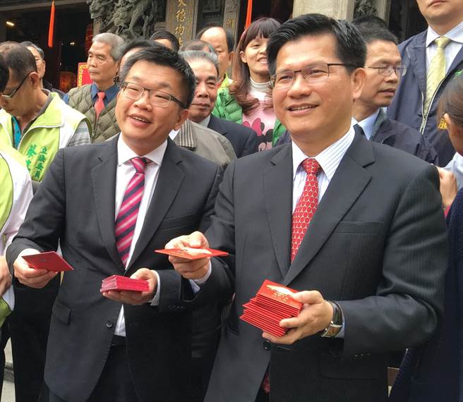 立法院副院长蔡其昌（左）、前台中市长林佳龙，辅选中二选区林静仪胜选立下战功，被视为民进党徵召参选台中市长热门人选。（资料照．卢金足摄）