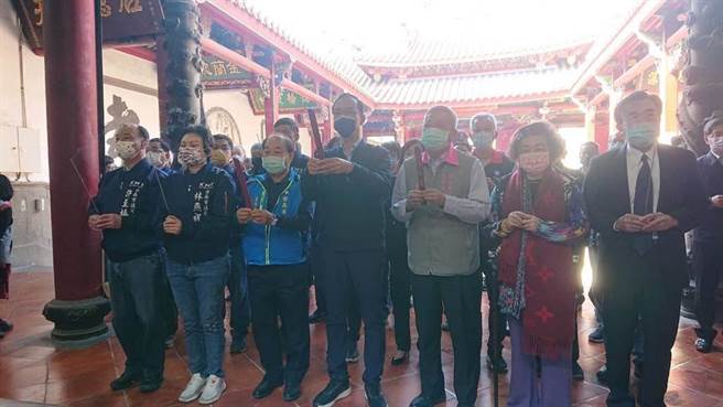 國民黨黨主席朱立倫（中）參拜大天后宮，向媽祖神明表達將一步一腳印率領國民黨谷底翻身。（程炳璋攝）