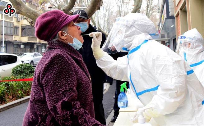 张颐武：西媒如何把「漠视个体生命」说成优点。图为1月7日郑州市医务人员为市民核酸检测採样。（新华社）