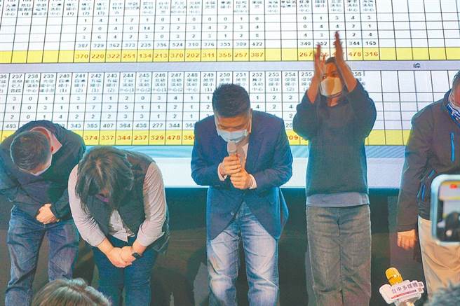 國民黨立委候選人顏寬恒9日（左三）及台中市副議長顏莉敏（左二）兄妹深深一鞠躬感謝鄉親疼惜。（王文吉攝）