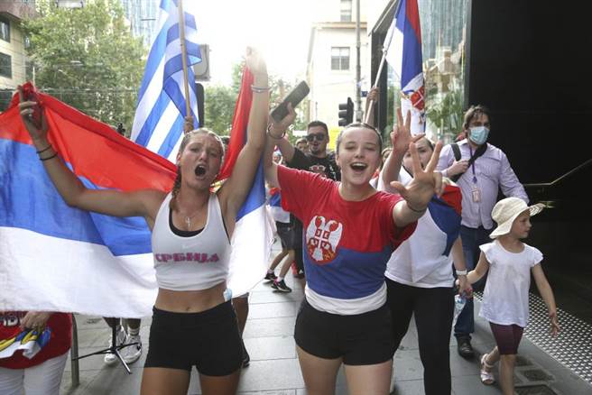 球迷拿着塞尔维亚国旗在墨尔本声援乔柯维奇。（美联社资料照）