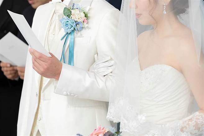 一名女网友因未婚夫偷吃而取消婚约，岂料对方却不愿意一起偿还婚礼费用，让她气得卖掉男方的传家钻戒。(示意图/达志影像)