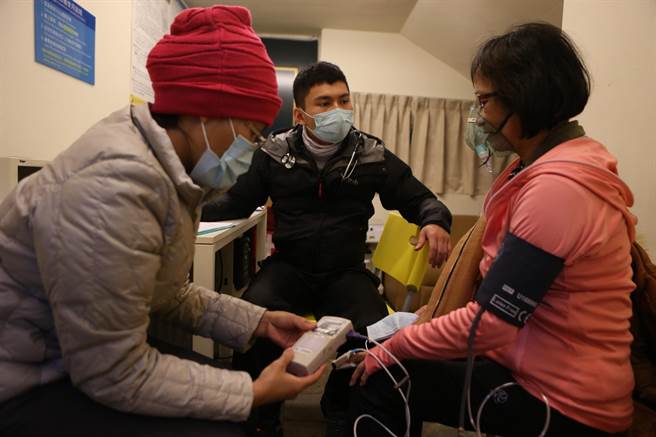 强烈大陆冷气团南下，不少民眾蓄势待发准备上山「追雪」，花莲门诺医院提醒，若出现高山症，且症状迟迟无法缓解，「快速下山」是最好的方法。（资料照／罗亦晽花莲传真）