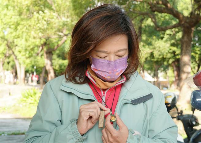 台中市第二选区立委补选当选人林静仪，11日前往乌日、雾峰二区车队扫街拜票，她表示身上的紫南宫土地公神像牌、无事牌，从选举开始就陆续戴在身上。（黄国峰摄）