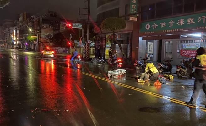新北市土城区71岁吕姓男子今凌晨5时许骑车沿中央路二段往三峡方向，疑似因雨天视线不佳，擦撞到在路上行走的74岁吴女，导致吴女颅内出血，送医不治。（蔡雯如翻摄）