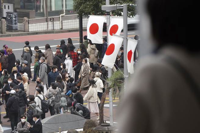 疫情急速扩大，日本政府考虑安排高龄者及一般民眾加速接种疫苗追加剂。(图／美联社)