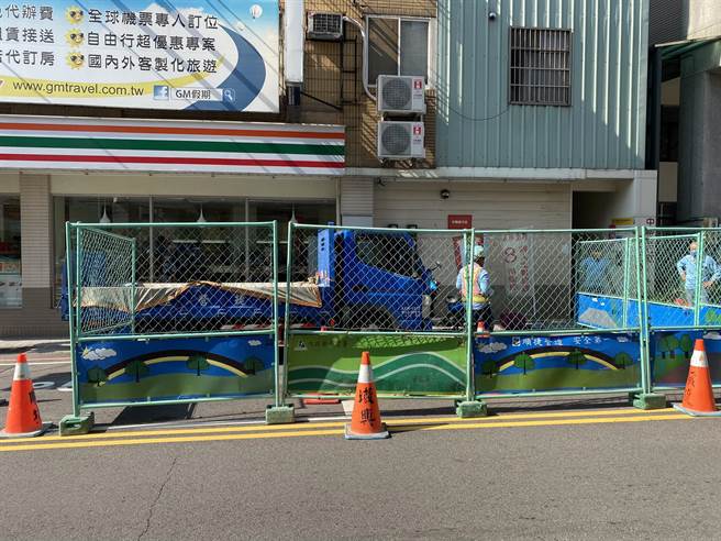 台中市道路發現坑洞，建設局第一線守護市民用路安全。（台中市府提供／盧金足台中傳真）