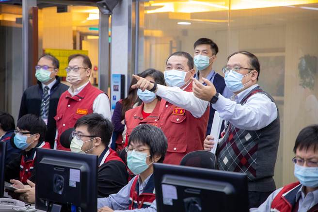 桃機群聚案累積31例確診，新北市長侯友宜今上午到資訊中心視察新北疫苗預約系統。（陳慰慈 攝）