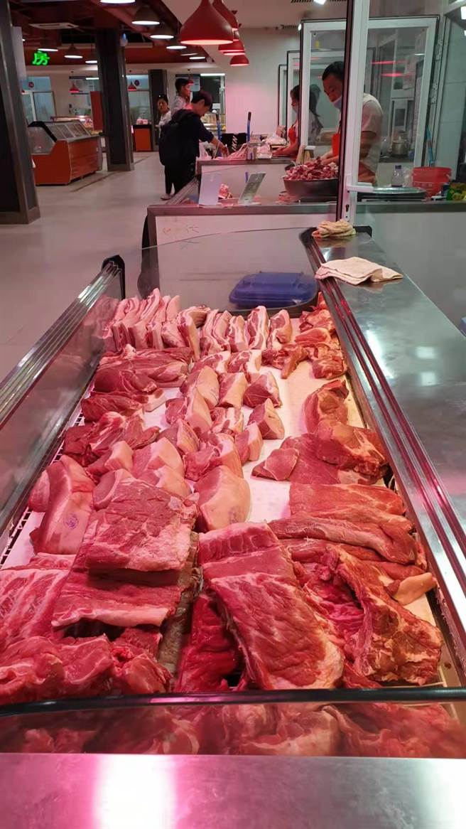 为防止误食瘦肉精禁药，德国反兴奋剂机构警告奥运选手别吃中国肉类。图为北京一家传统市场的猪肉摊。（蓝孝威摄）