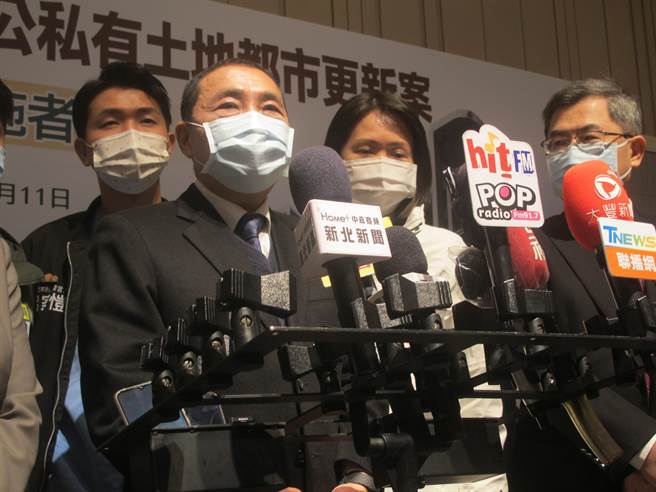 新北市侯友宜出席樹林區東昇段公辦都更簽約典禮後受訪表示，不管長程或短程航班，都要嚴格做好把關。（陳慰慈攝）