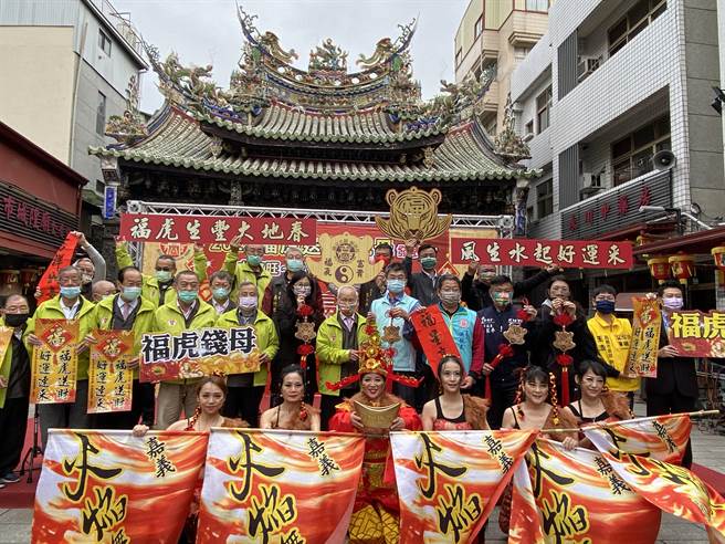 嘉義城隍廟推出好福氣錢母，向民眾拜早年。（廖素慧攝）