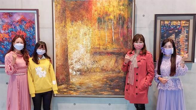 藝術家許賓香（右）師生「春之頌」聯展，期許新年平安喜樂。（許賓香提供／羅浚濱新竹傳真）