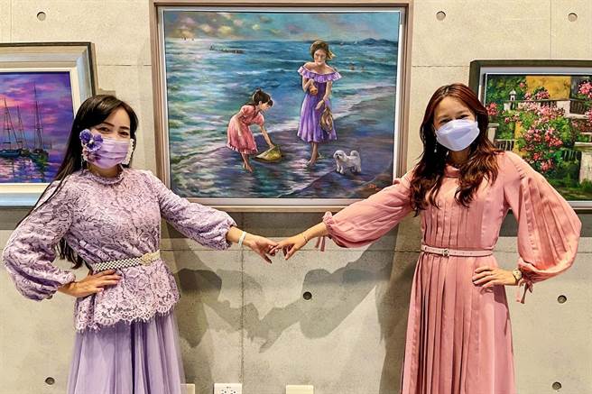 藝術家許賓香師生「春之頌」聯展，姊妹檔旺宏教育基金會執行長張宜如（左）和中醫大新竹附設醫院執行長張宜真（右）。（許賓香提供／羅浚濱新竹傳真）