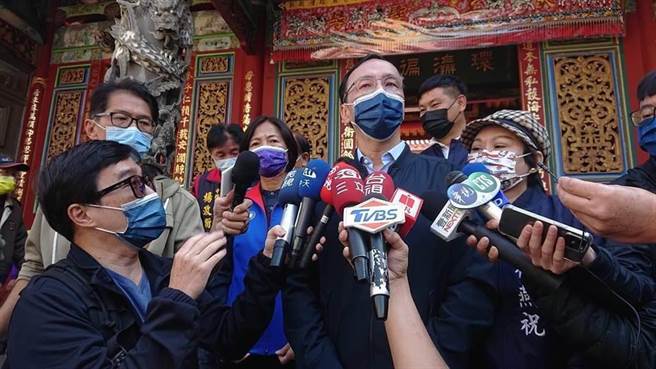 国民党主席朱立伦10日参拜祀典大天后宫，提到立委补选与罢免案结果，坦言失败，愿扛起一切责难，目前摆在2022年底地方选举。（程炳璋摄）