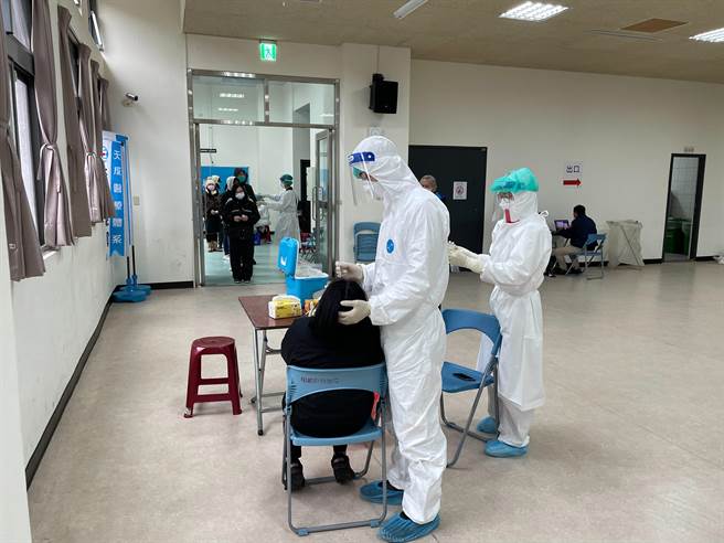 桃园市自强活动中心採检站一早涌入近百人採检。（自治里长吴宏骏提供）