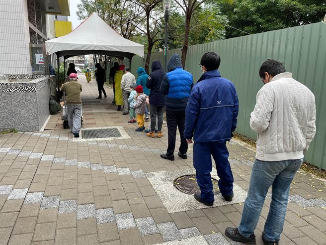 桃园市自强活动中心採检站一早涌入近百人採检。（自治里长吴宏骏提供）