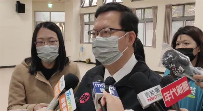 桃园市长郑文灿11日视察自强活动中心採检站，针对机场入境PCR首日找到多名确诊者，他说，确诊率相当高。（赖佑维摄）