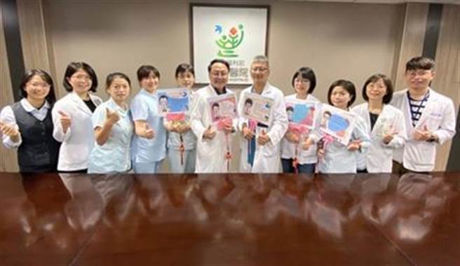 副院长曹承荣（左6）与心臟科主任程建铭（右5）带领下，整合药师、营养师、物理治疗师进行照护。（丰原医院提供）