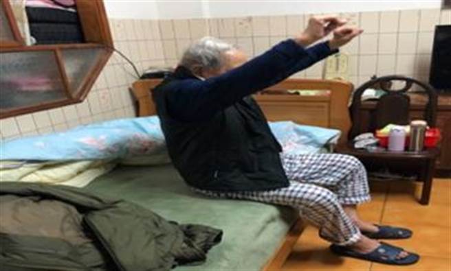 刘伯伯在家自行训练，藉由床边上肢关节活，避免心衰竭再发生。（丰原医院提供）