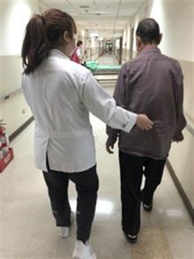 在復健治疗师协助下，让心衰竭病人能自行行走。（丰原医院提供）