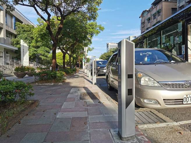 北市港湖3路段17日启动路边智慧停车柱科技执法。图为南港路1段。（台北市停管处提供／张立勋台北传真）