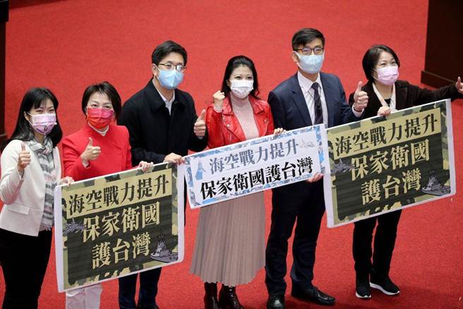 立法院臨時會11日三讀通過「中央政府海空戰力提升採購特別預算案」，民進黨立委劉世芳（右起）、鍾佳濱、林楚茵、蔡適應、范雲、陳秀寶在議場內舉牌表達支持。（黃世麒攝）