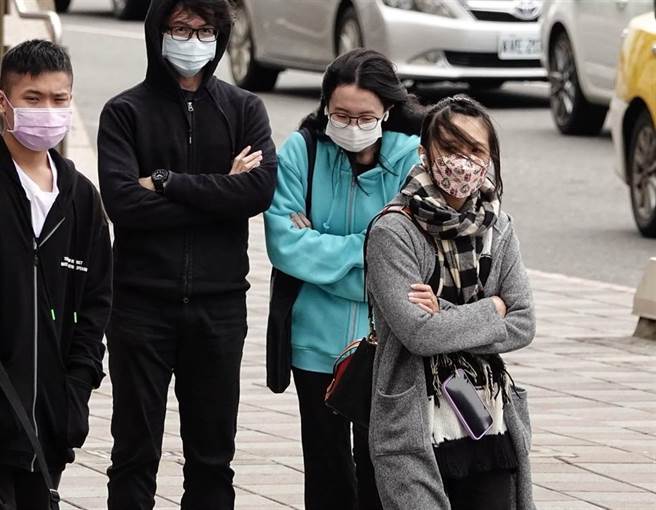 全台氣溫驟降，國民健康署提醒，長者應減少非必要外出，罹患三高等慢性病的年輕人也應注意防寒保暖，以免發生腦中風、心臟病等危及生命的情形。（示意圖，陳信翰攝影）