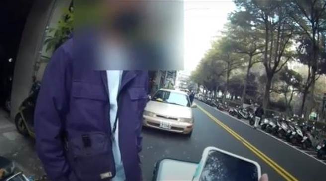 载妹享美食却忘了「把妹神车」男焦急报警寻车。(翻摄自影片)
