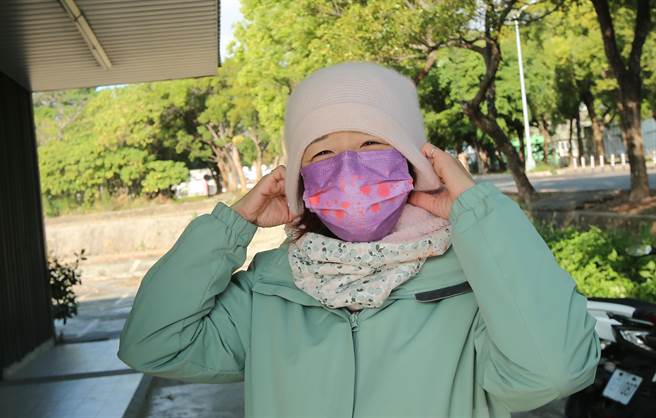 台中市第二选区立委补选当选人林静仪，11日戴好头巾、穿好防寒衣物，准备在乌日、雾峰二区车队扫街谢票。（黄国峰摄）